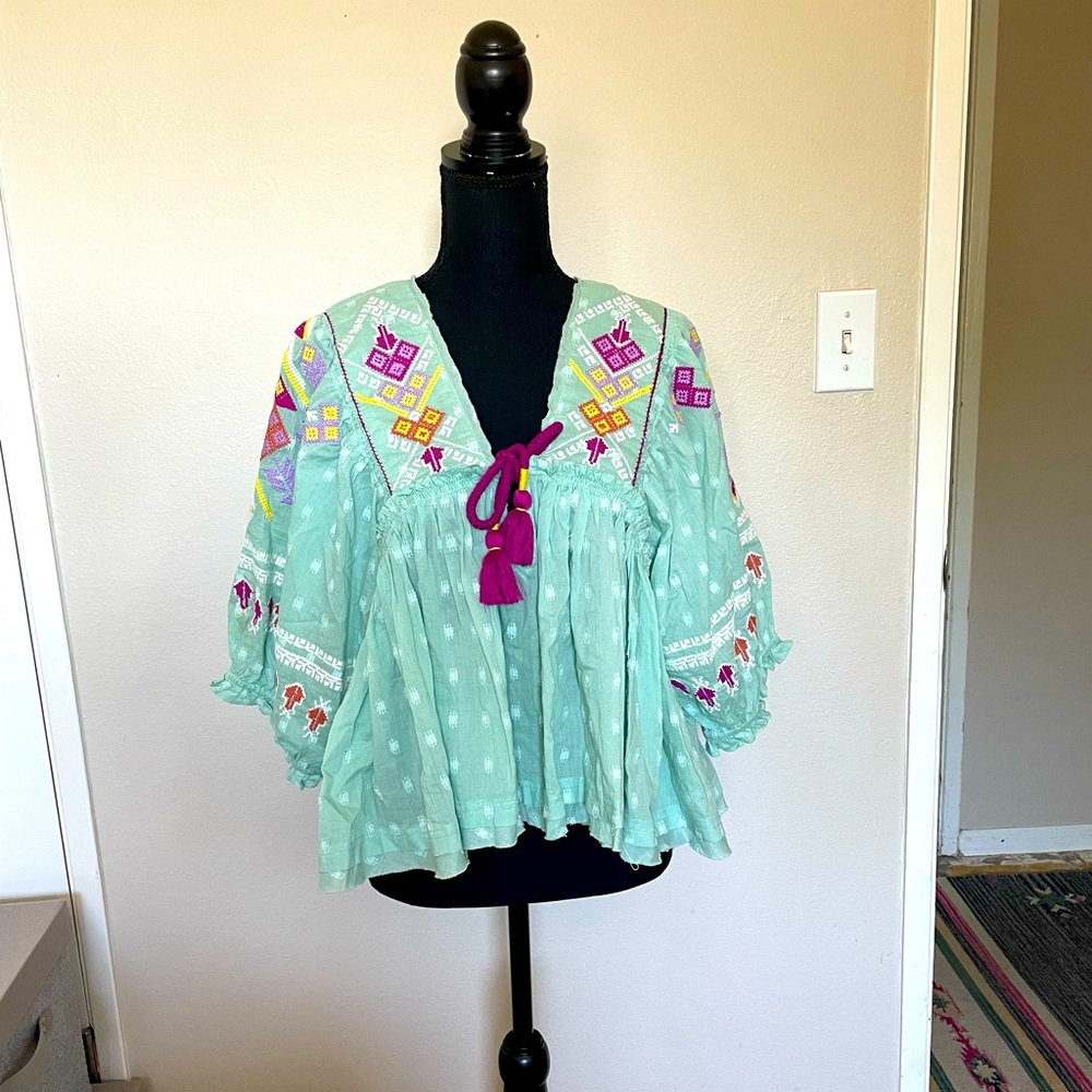 KIMCHI BLUE - Urban Outfitters NWT boho peasant blouse with pretty embroidery